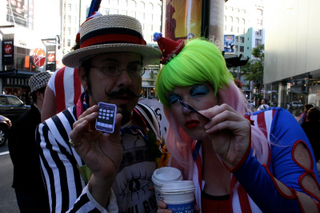 Illustration for article titled SF iPhone Line is a Friggin Circus (P.S. We're live)